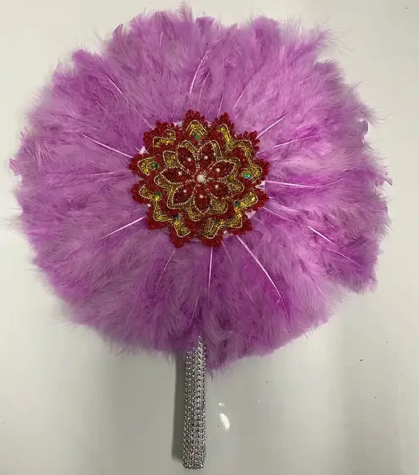 Éventail traditionnel africain orné de plumes