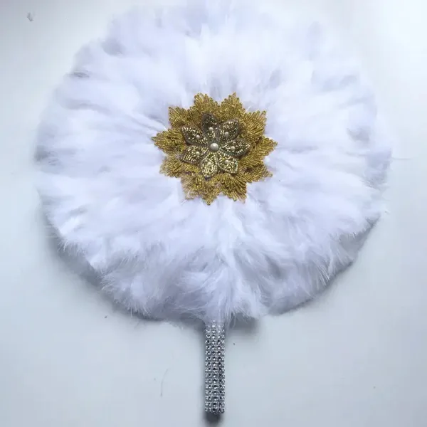 Accessoire élégant en plume pour l'été