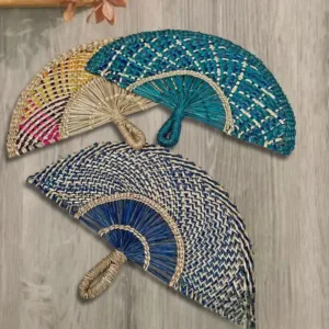 Éventail tressé africain traditionnel
