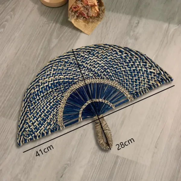 Accessoire pratique : éventail africain