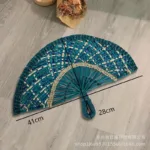 Éventail tressé comme pièce décorative
