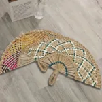 Éventail tressé aux motifs colorés