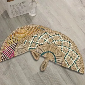 Éventail tressé aux motifs colorés