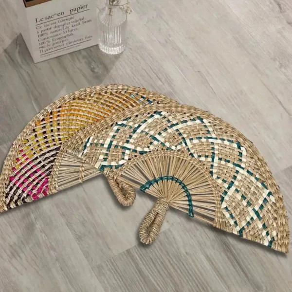 Éventail tressé aux motifs colorés