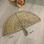 Éventail artisanal en matériaux durables