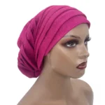Turban africain orné de motifs géométriques