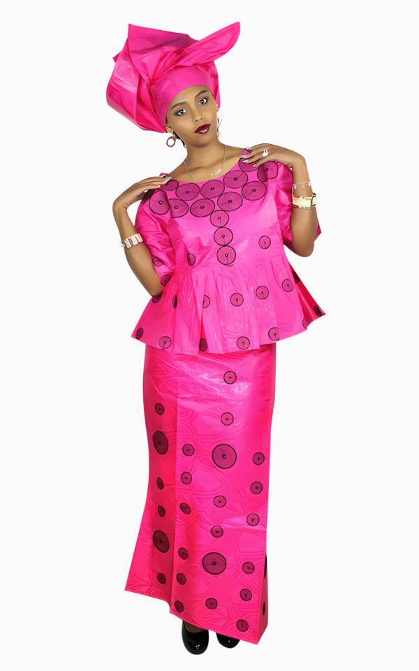 Mode féminine : grand boubou brodé en style africain