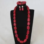 Gros collier africain coloré avec motifs traditionnels