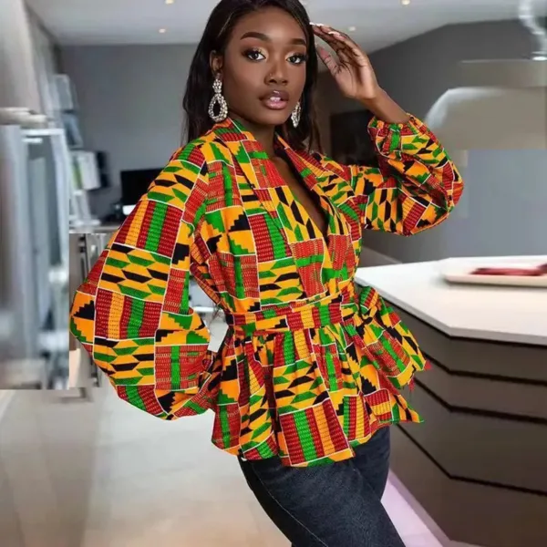 Haut femme avec motifs Kente traditionnels, style africain