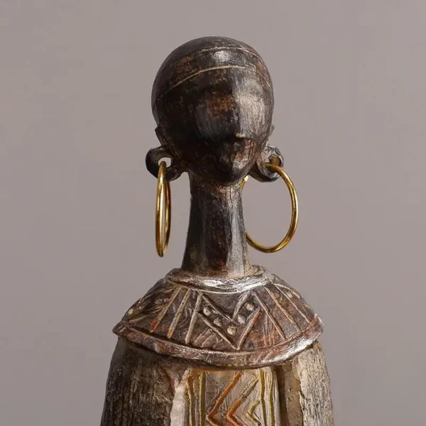 Artisanat africain : statue féminine en style tribal