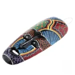 Masque en couleur vive avec motifs africains