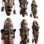 Masque Africain coloré avec motifs traditionnels