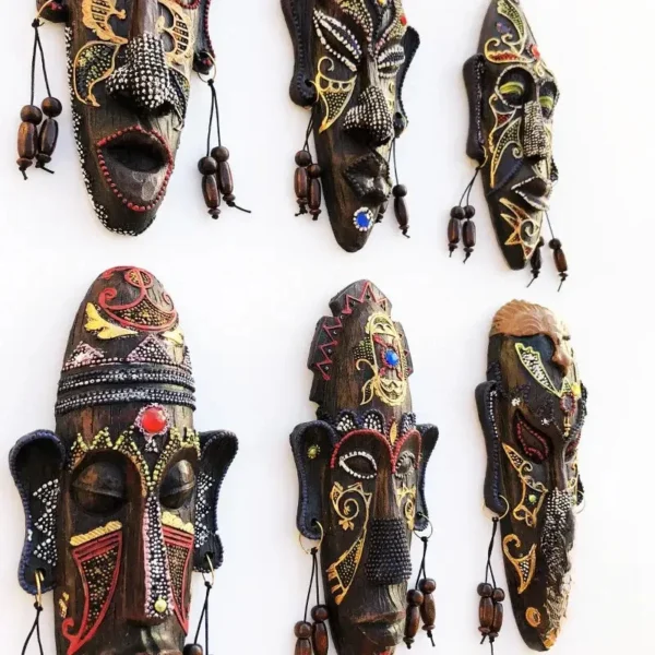 Masque Africain coloré avec motifs traditionnels