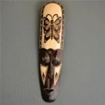 Masque tribal en bois, décoration murale unique