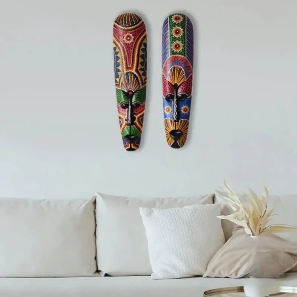 Artisanat africain : masque avec motifs colorés