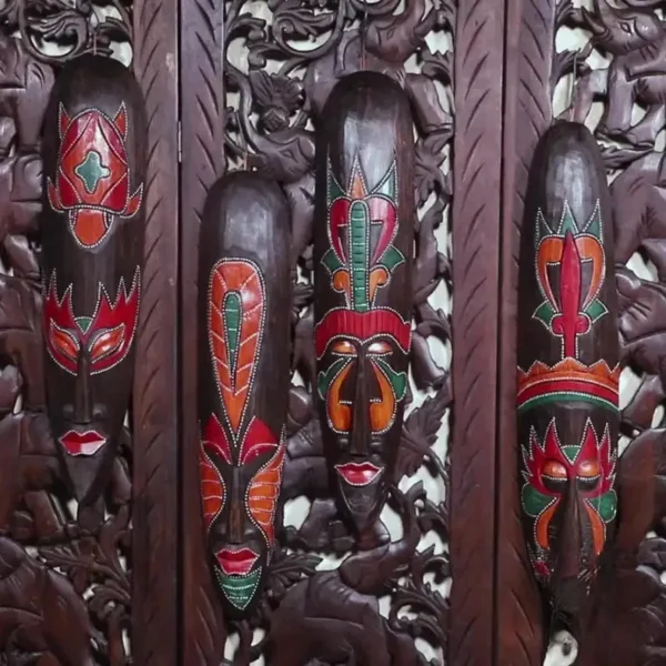 Masque traditionnel, motifs colorés uniques
