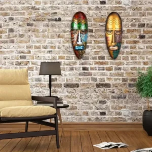 Éléments décoratifs : masques africains anciens en couleur