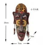 Masques en bois sculptés d'inspiration africaine