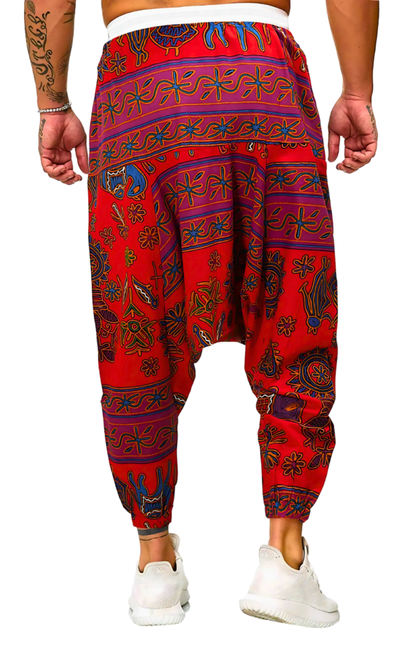 Pantalon homme rouge avec motifs africains vibrants