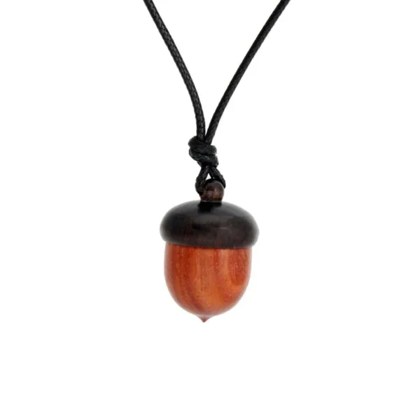 Pendentif en bois noisette, artisanat traditionnel