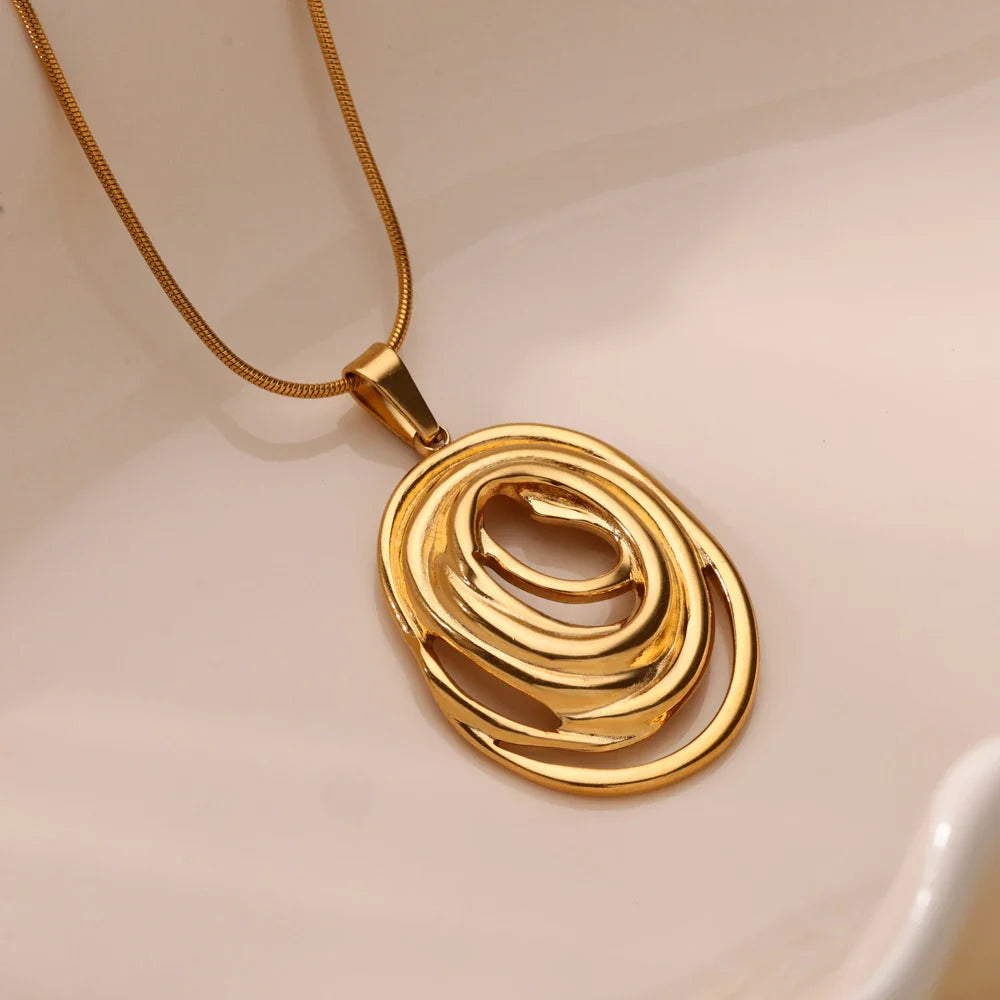 Pendentif Afrique en Or Oval élégant et intemporel