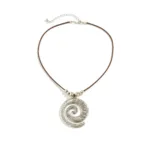Bijou africain stylisé, motif spirale élégant pour moderne