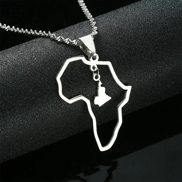 Bijoux artisanaux africains, pendentif carte en or