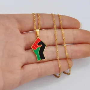 Pendentif symbolique d'un poing fermé