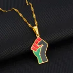 Pendentif poing comme symbole de force