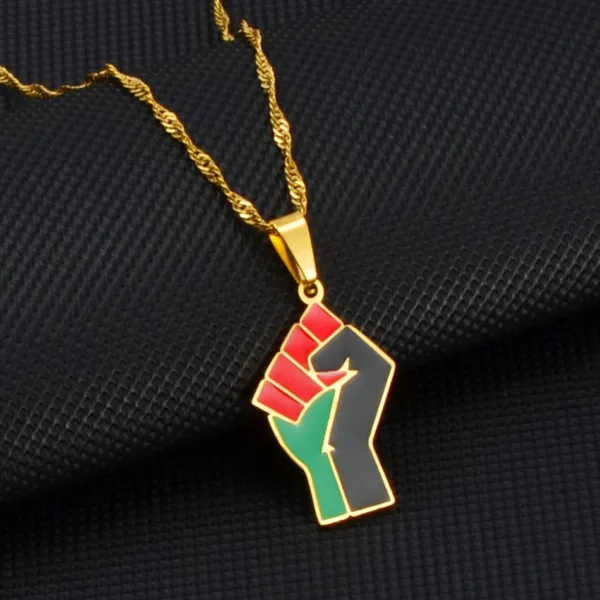 Pendentif poing comme symbole de force