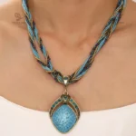 Pendentif artisanal africain coloré en pierre
