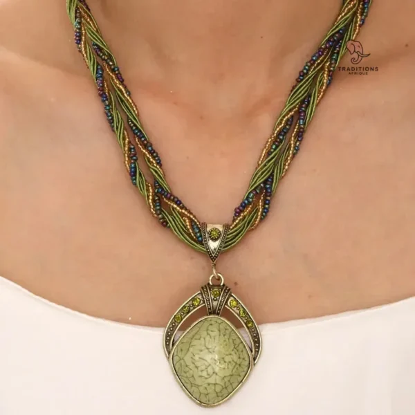 Bijou pendentif en pierre d'inspiration africaine