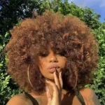 Perruque afro frangée élégante et volumineuse