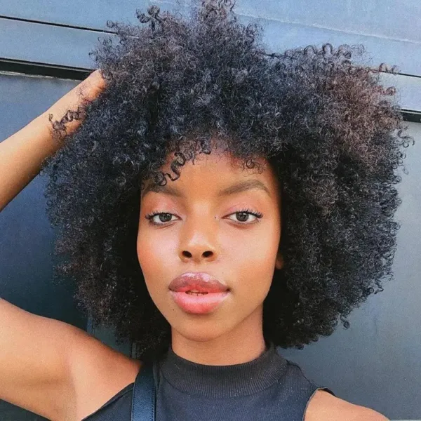 Perruque femme, texture afro dense et pleine