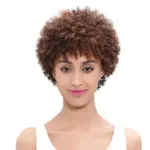 Perruque courte afro stylée pour un look moderne