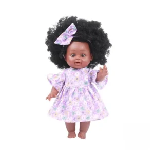 Poupée noire avec expression joyeuse et cheveux naturels