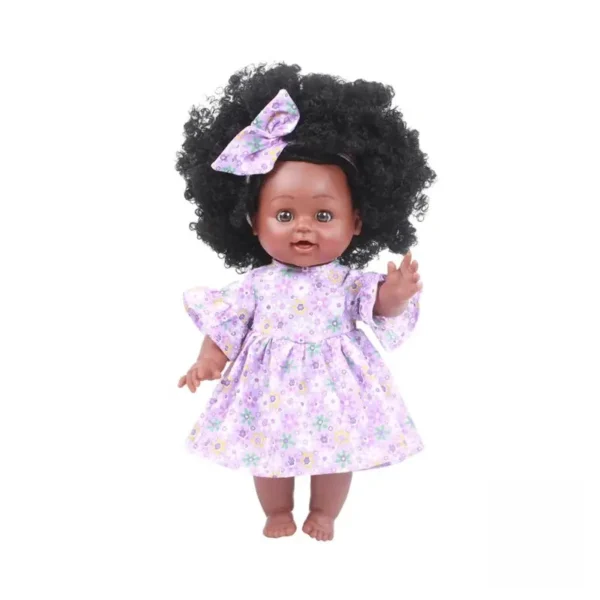 Poupée noire avec expression joyeuse et cheveux naturels