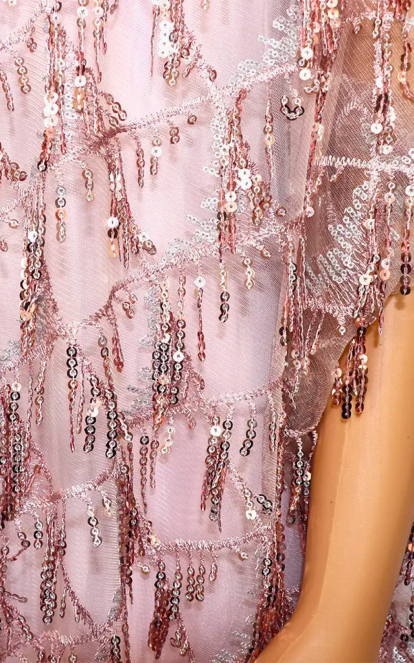 Robe élégante en champagne avec détails pailletés
