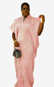 Robe blanche avec motifs africains, style chic