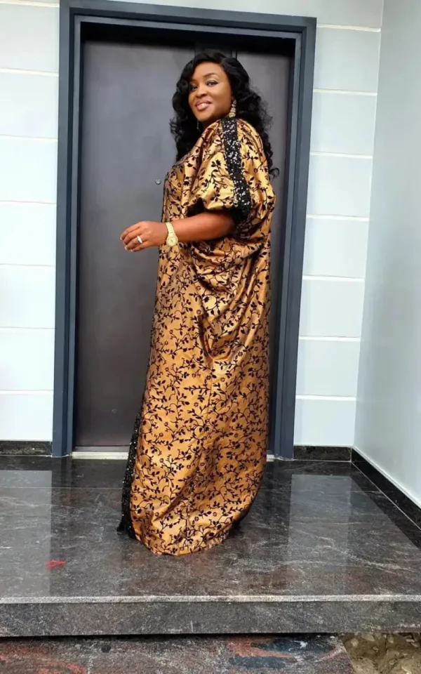 Vêtement traditionnel africain en couleur ocre