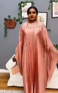 Robe féminine d'inspiration africaine avec détails raffinés