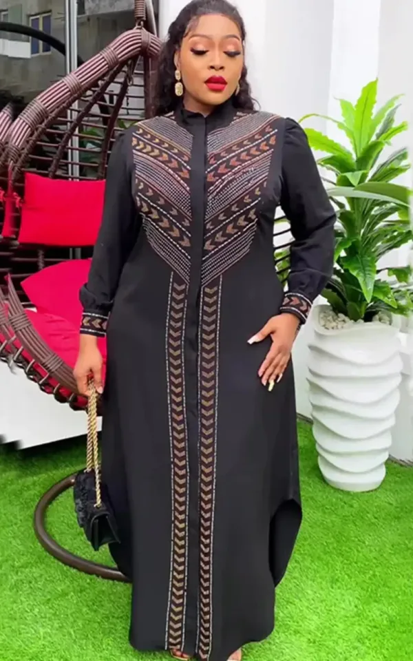 Robe noire inspirée des motifs africains
