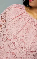 Robe élégante pour un mariage d'inspiration africaine