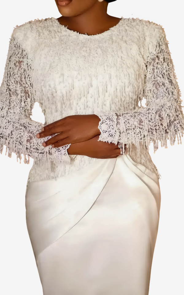 Robe élégante et moulante, style africain en blanc