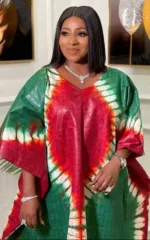 Vêtement africain en rouge, vert et motifs culturels