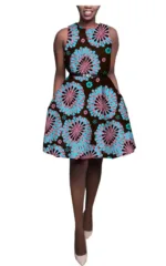 Vêtement africain femme avec motifs colorés