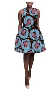 Vêtement africain femme avec motifs colorés