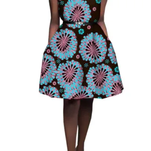 Vêtement africain femme avec motifs colorés