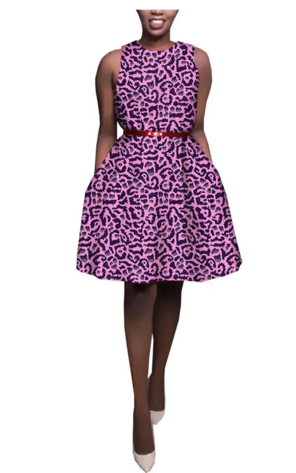 Imprimé africain vibrant sur robe courte chic