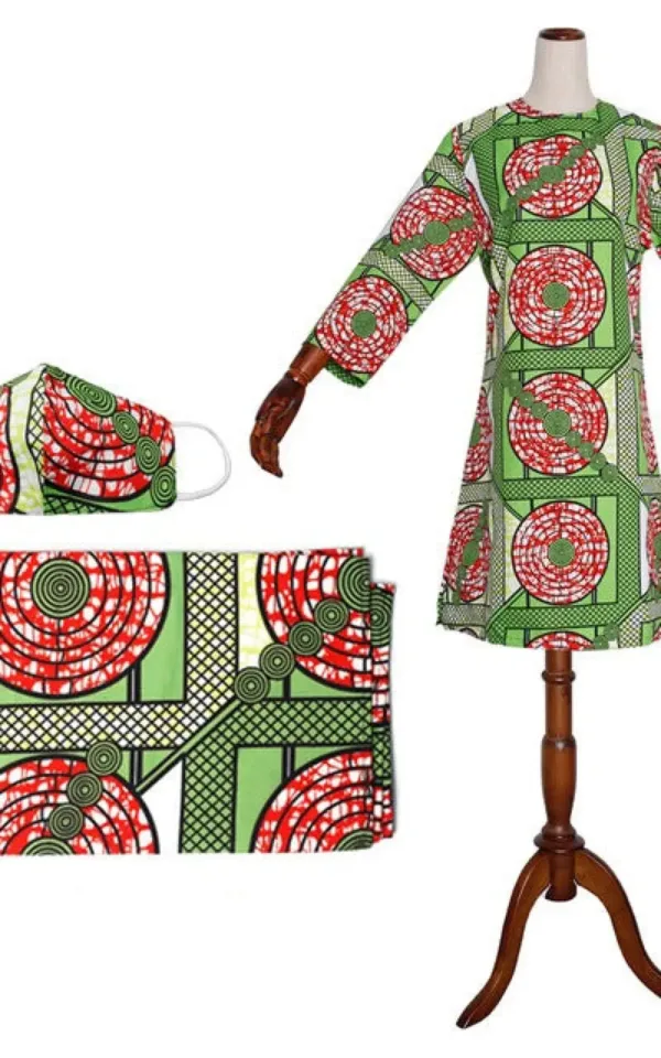 Mode africaine : robe courte aux motifs diversifiés